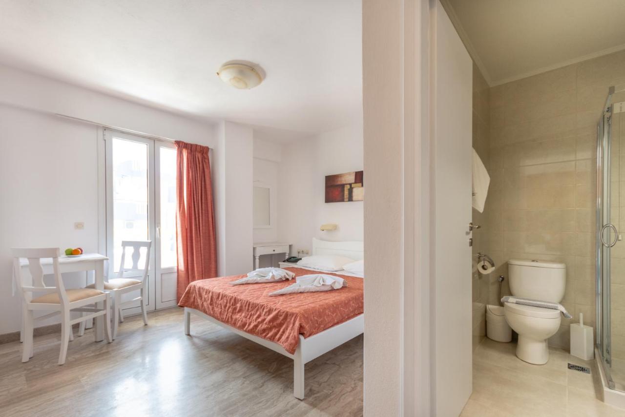 een slaapkamer met een bed en een badkamer met een toilet bij Irini Apartments in Chersonissos