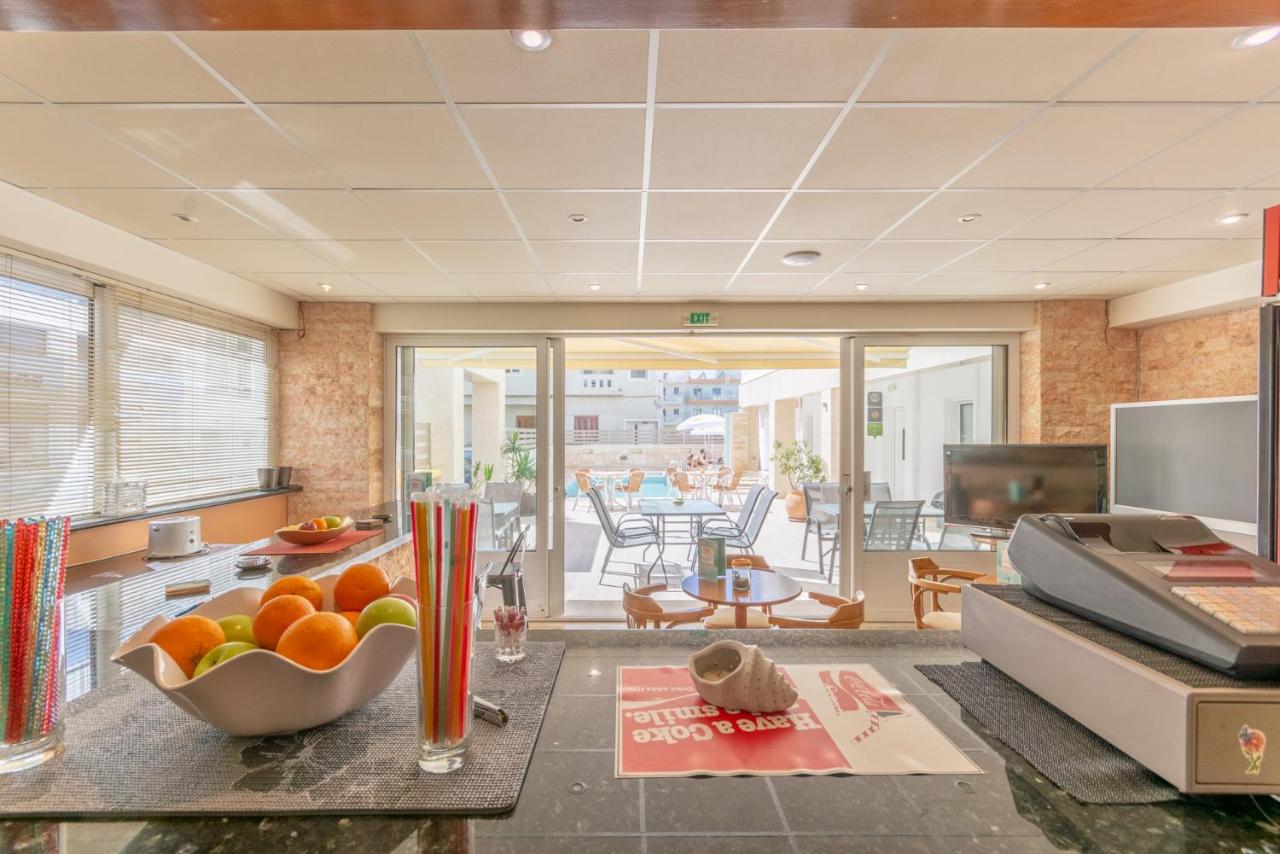 een keuken met een fruitschaal op het aanrecht bij Irini Apartments in Chersonissos