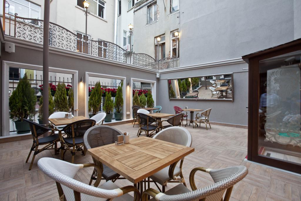 Collage Pera Hotel image 3