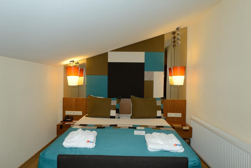 Collage Pera Hotel image 1