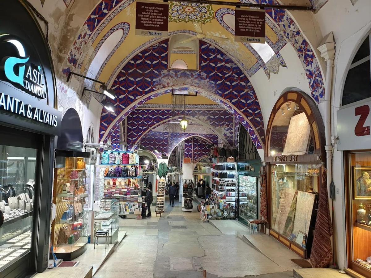 een arcade in een winkelcentrum met kleurrijke mozaïeken bij Topkapi Golden Time Hotel in Istanbul