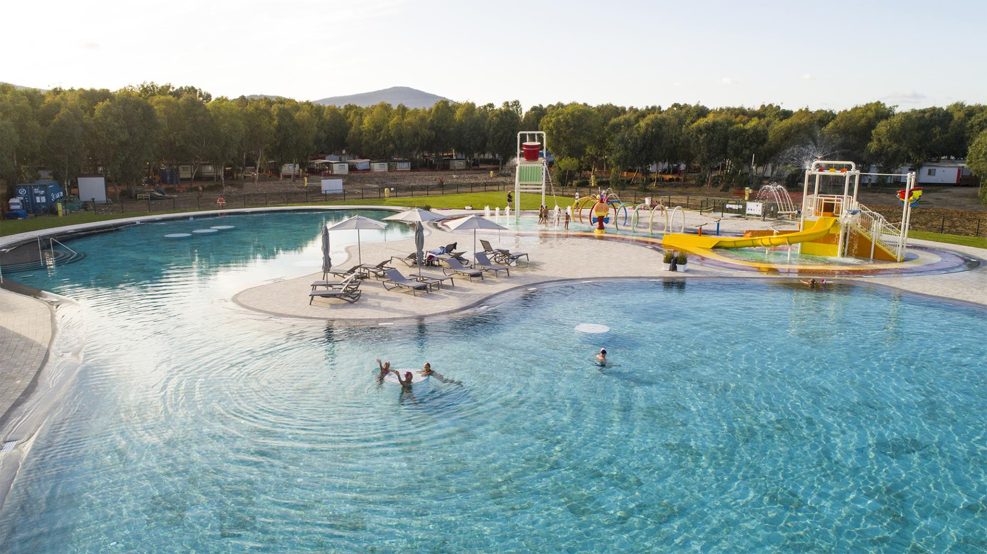 Buitenzwembad met ligbedden — Camping Village Laguna Blu
