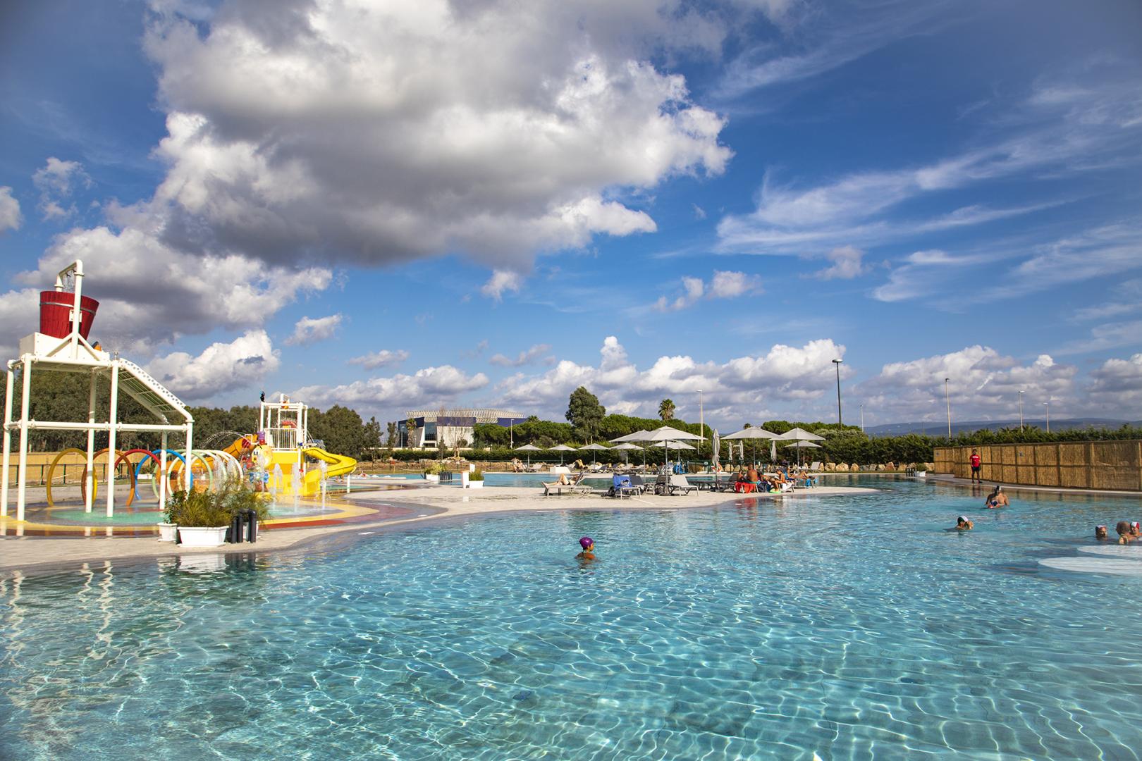 Buitenzwembad met ligbedden — Camping Village Laguna Blu