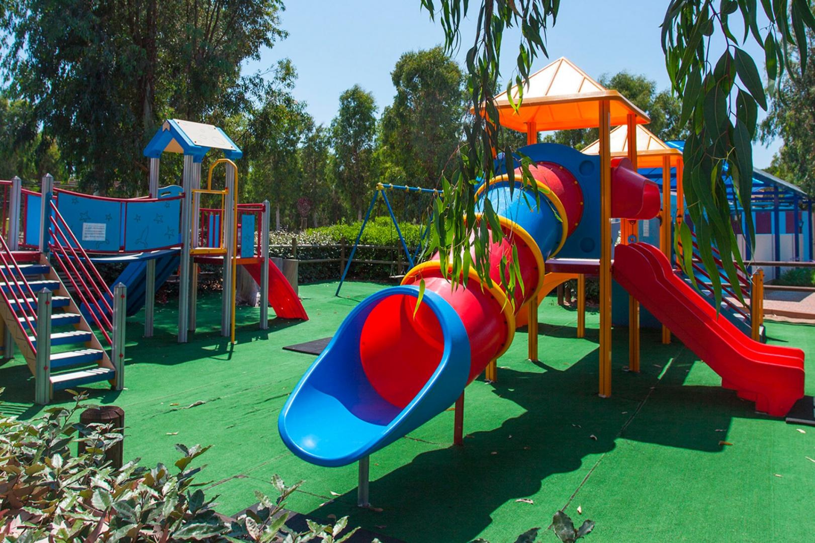 Zwembad omringd door palmbomen — Camping Village Laguna Blu