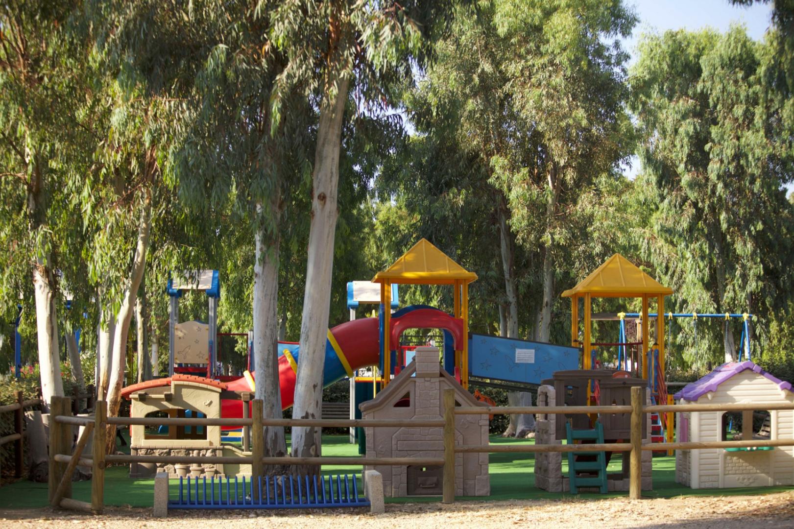Houten dek met ligbedden — Camping Village Laguna Blu