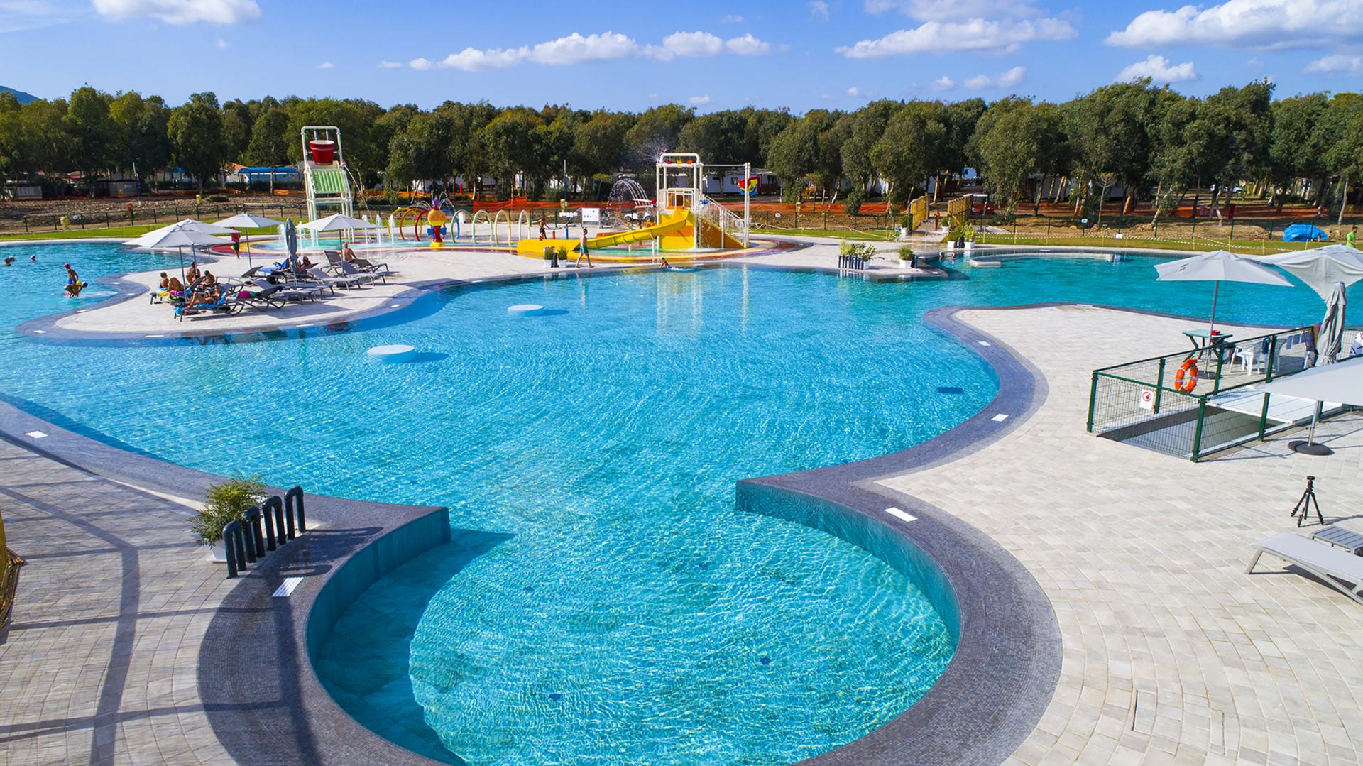 Buitenzwembad met ligbedden — Camping Village Laguna Blu