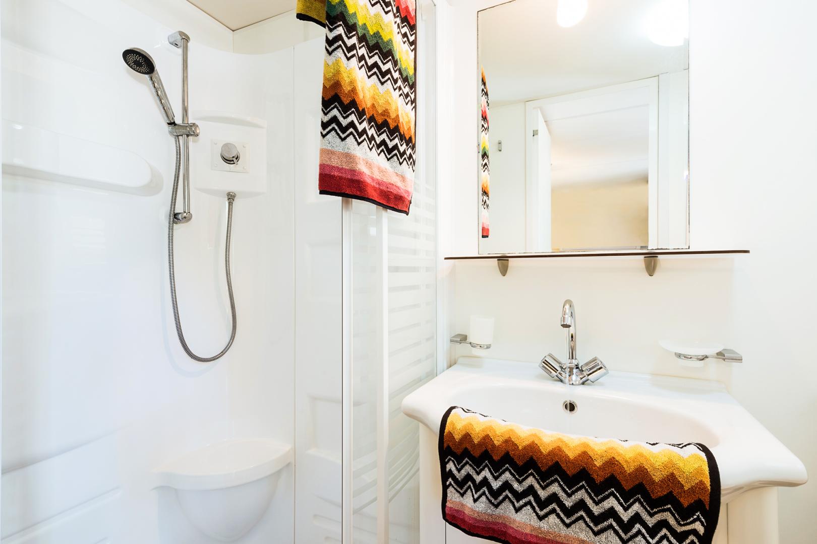 Badkamer met inloopdouche — Camping Village Laguna Blu