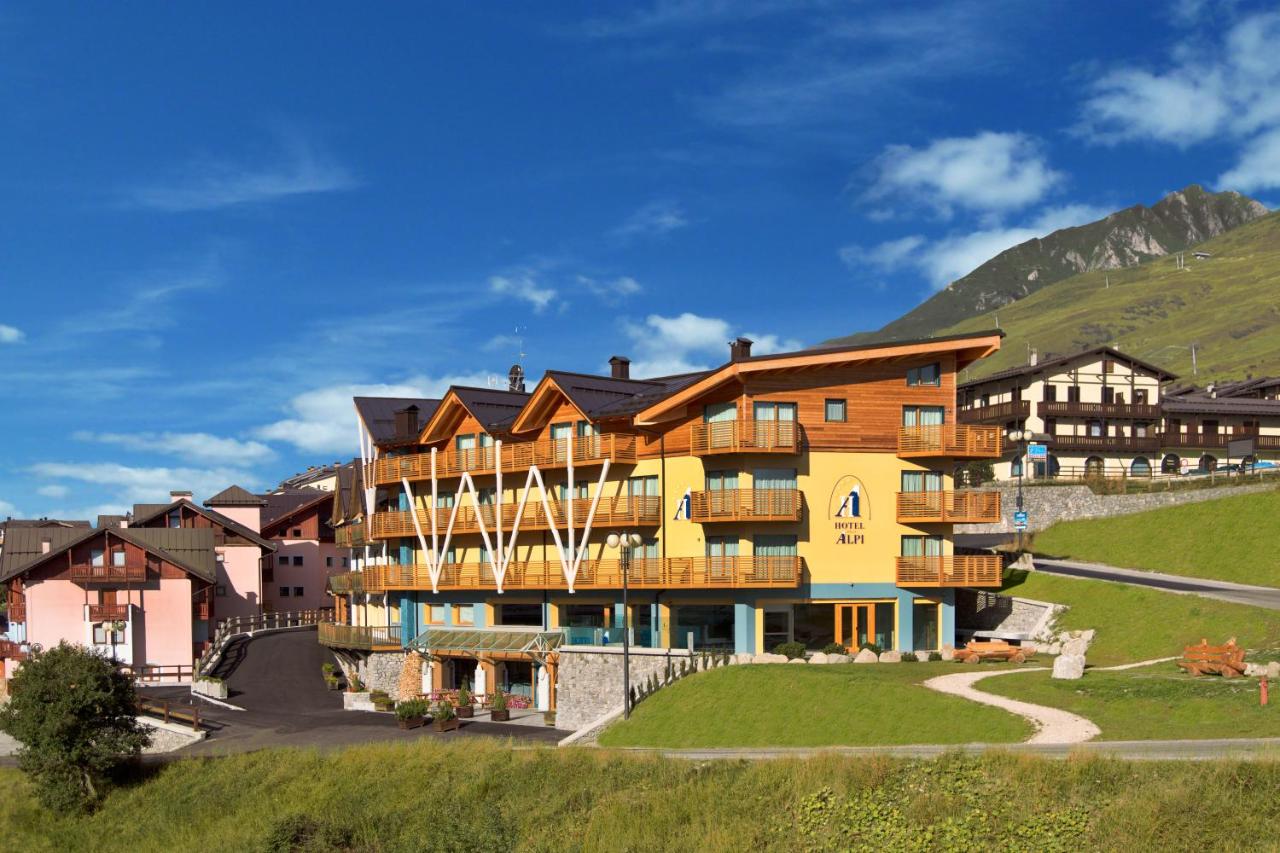 een groot gebouw tegen de zijkant van een berg bij Hotel Delle Alpi in Passo del Tonale