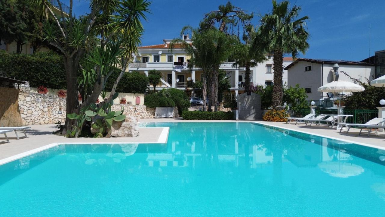 een groot blauw zwembad voor een huis bij Park Hotel Villa Americana in Rodi Garganico