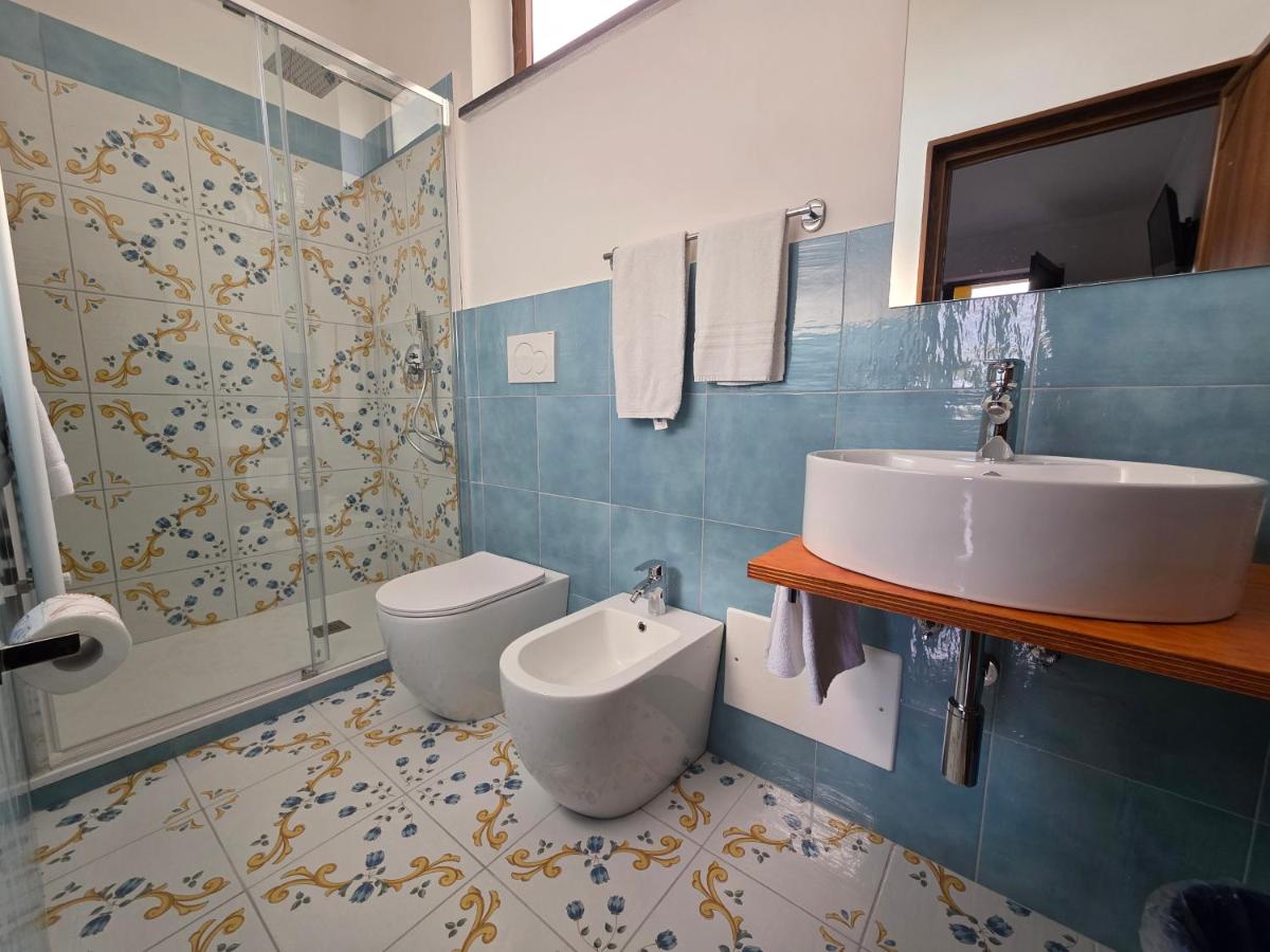 een badkamer met een wastafel en een toilet bij Agriturismo Piccolo Paradiso in Piano di Sorrento