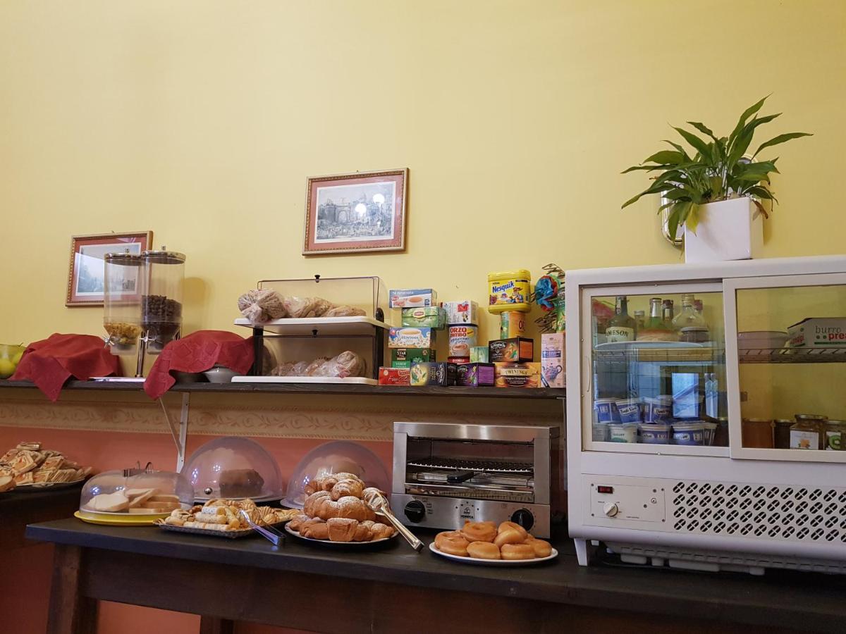 een aanrecht met borden met eten en een magnetron bij Agriturismo Piccolo Paradiso in Piano di Sorrento