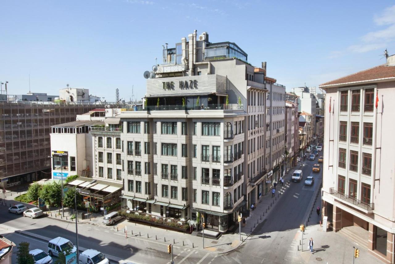 een groot wit gebouw in een stadsstraat bij The Haze Karaköy in Istanbul