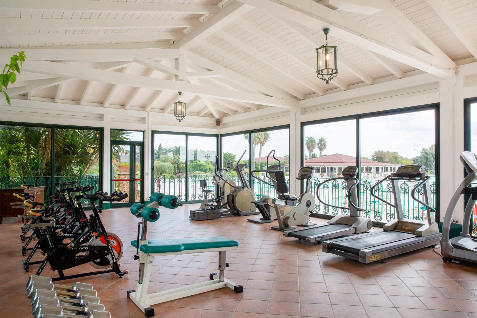 Fitnessruimte met cardio-apparaten — Club Hotel Marina Beach