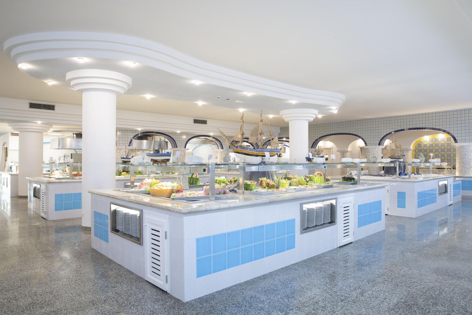 Restaurant met gedekte tafels — Club Hotel Marina Beach