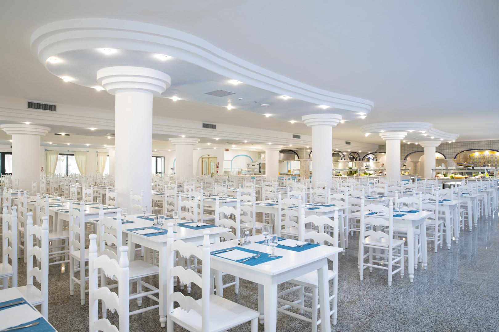 Restaurant met gedekte tafels — Club Hotel Marina Beach
