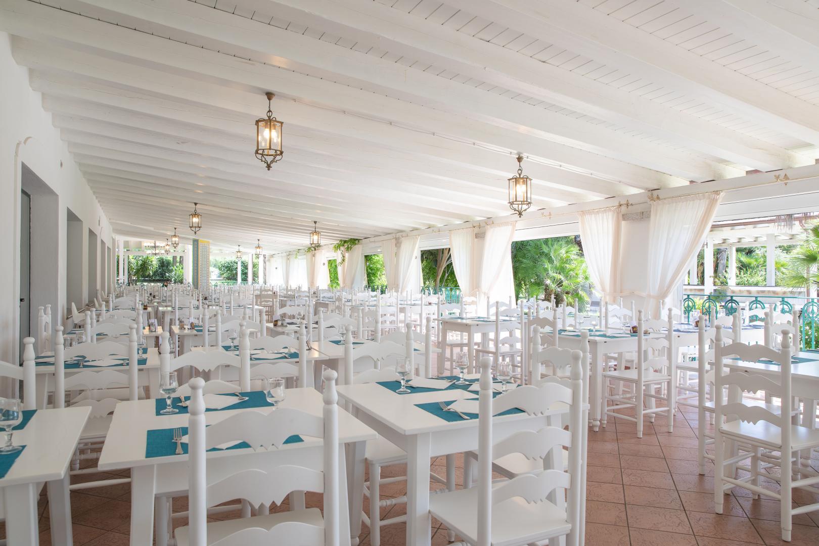 Restaurant met gedekte tafels — Club Hotel Marina Beach
