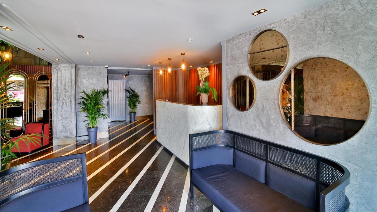 een lobby met een bank en een spiegel bij Zimmer Bosphorus Hotel in Istanbul