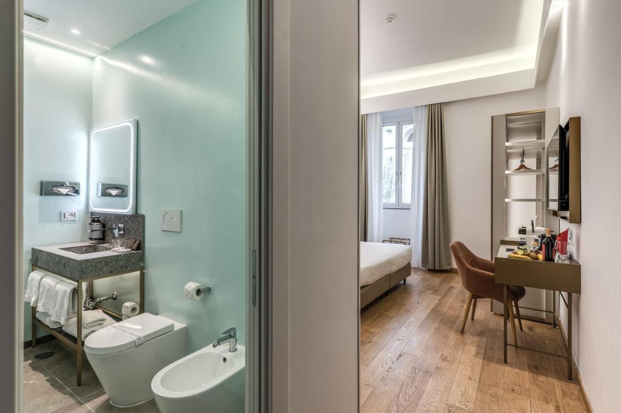 een badkamer met een wastafel, een toilet en een bed bij Relais Trevi 95 Boutique Hotel in Rome +90 foto's