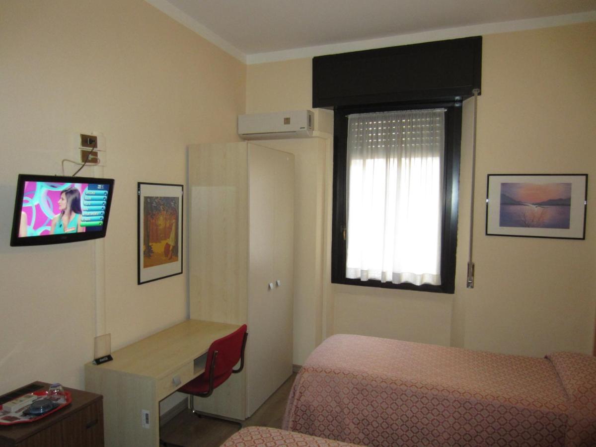 een slaapkamer met een bed en een tv aan de muur bij Hotel Europa in Sesto San Giovanni