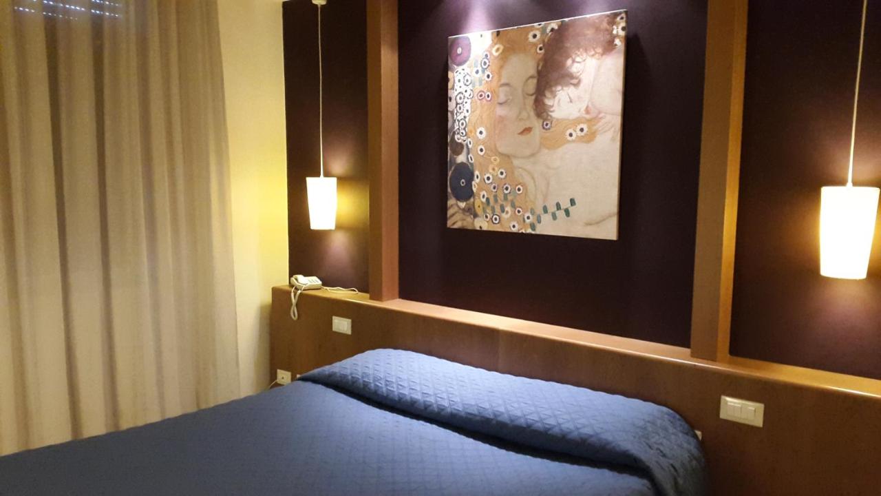 een slaapkamer met een blauw bed en een schilderij aan de muur bij Cavalieri del Tau in Altopascio