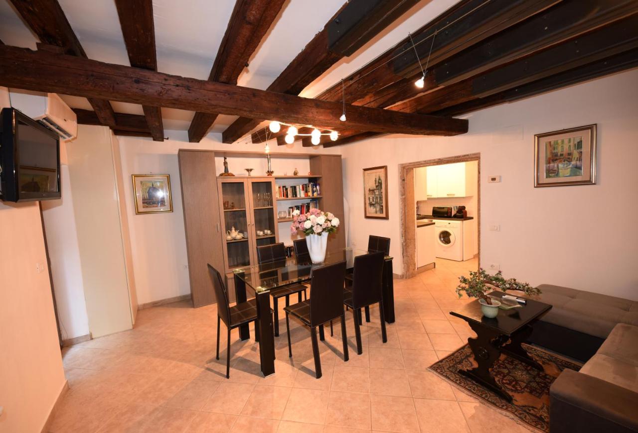 een woonkamer met een eettafel en stoelen bij Do Pozzi in Venetië