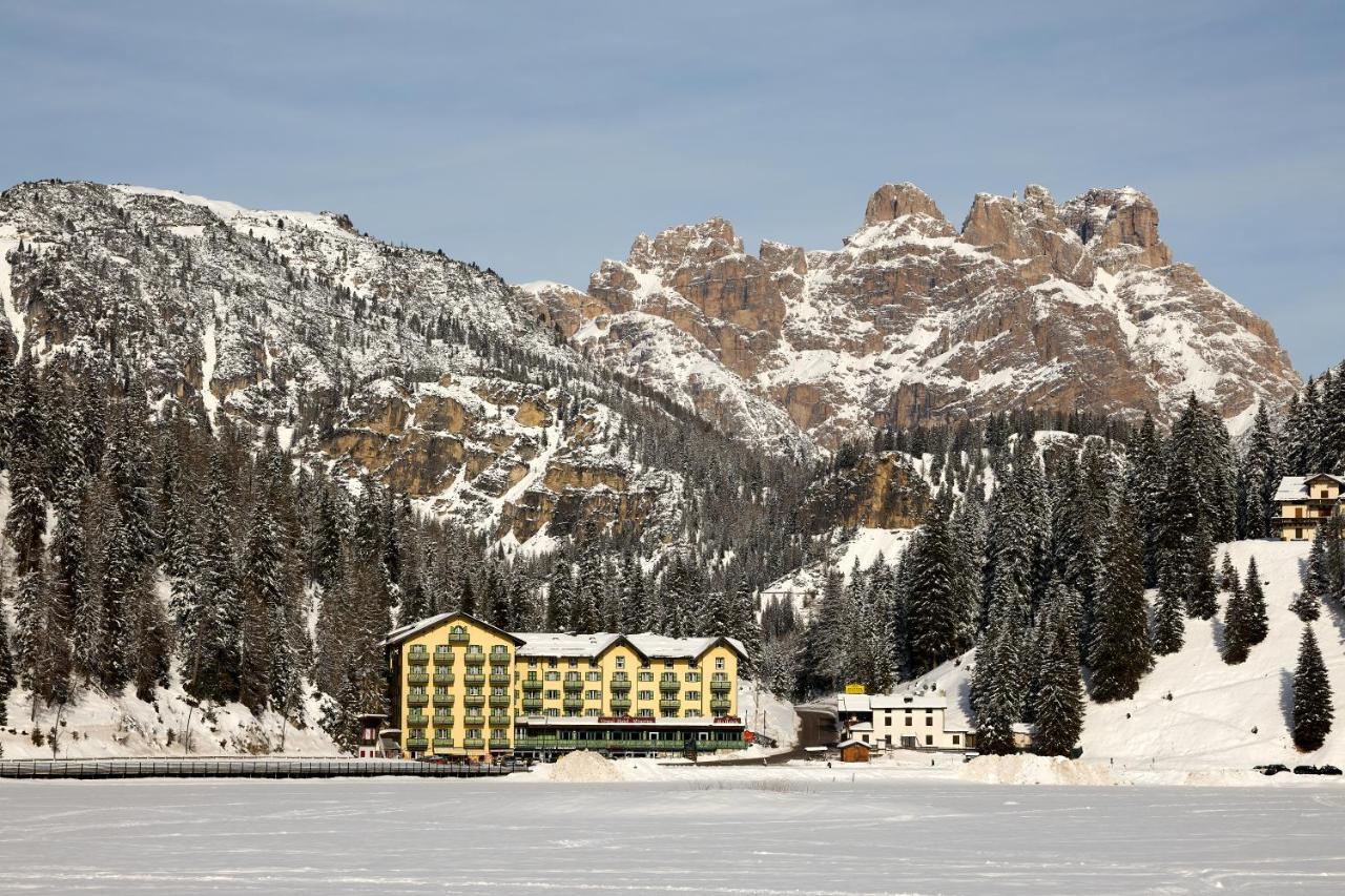 een gebouw voor een met sneeuw bedekte berg bij Grand Hotel Misurina in Misurina