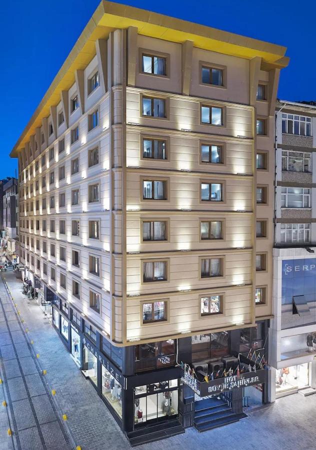een groot gebouw aan de zijkant van een straat bij Hotel Buyuk Sahinler in Istanbul