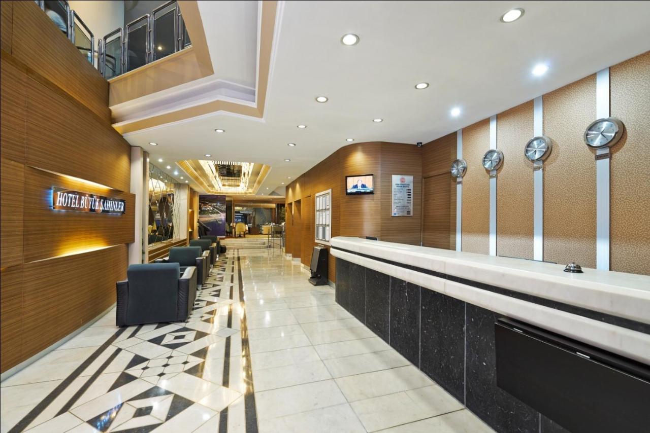 een lobby met een bar en een wachtkamer bij Hotel Buyuk Sahinler in Istanbul