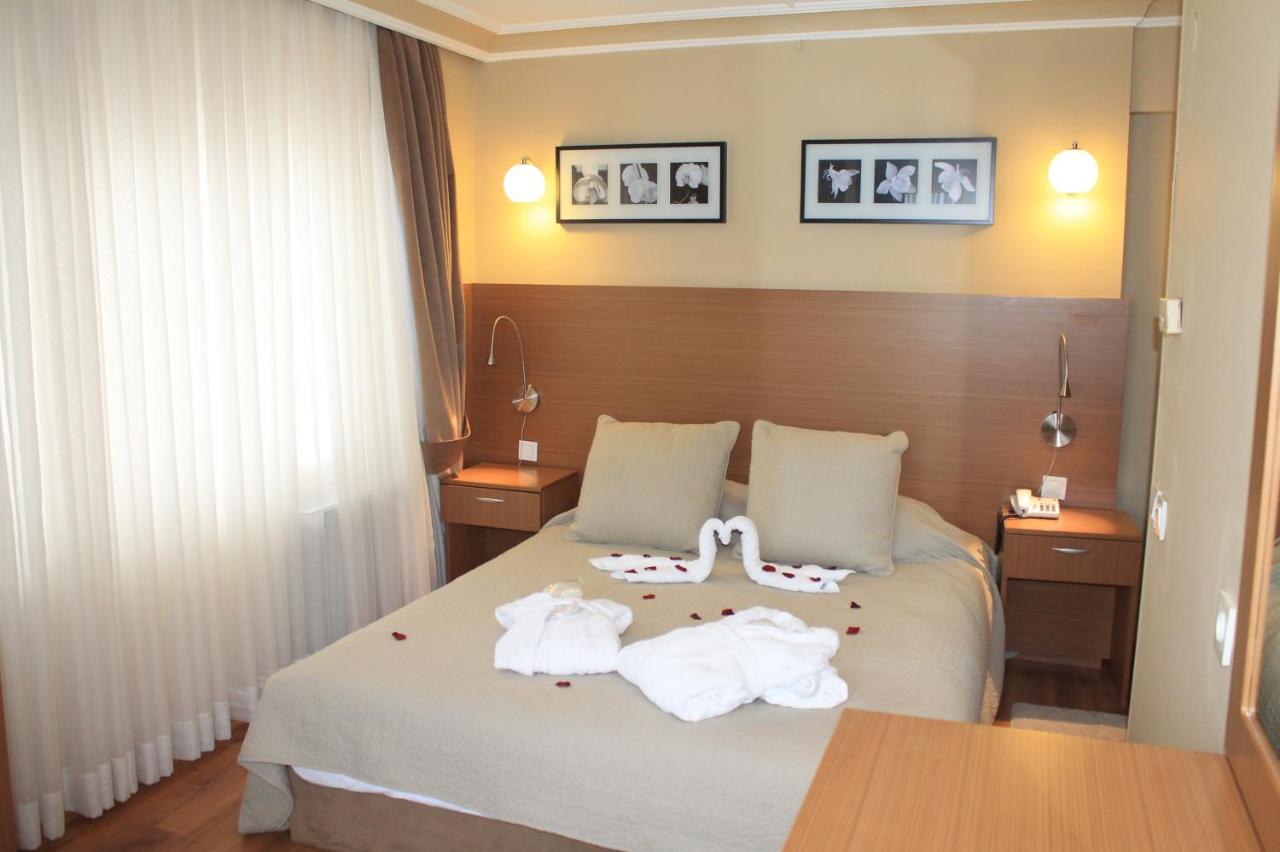 een hotelkamer met een bed en handdoeken erop bij Hotel Buyuk Sahinler in Istanbul