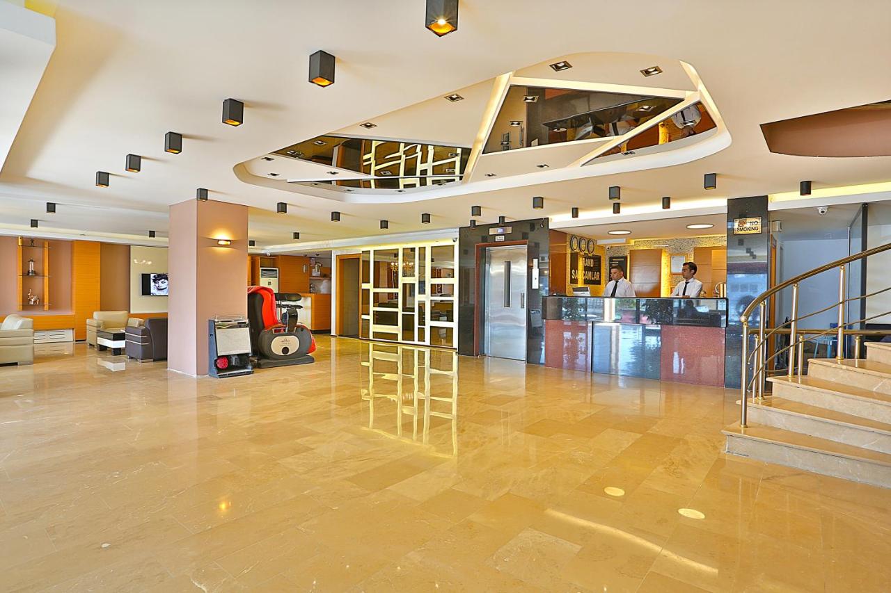 een lobby met een trappenhuis in een gebouw bij Grand Sagcanlar Hotel in Istanbul