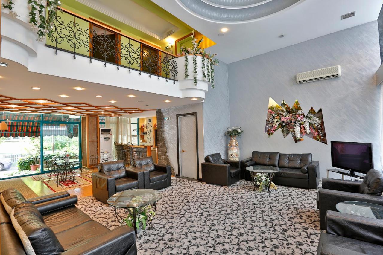 een grote woonkamer met banken en een tv bij Sidonya Hotel in Istanbul