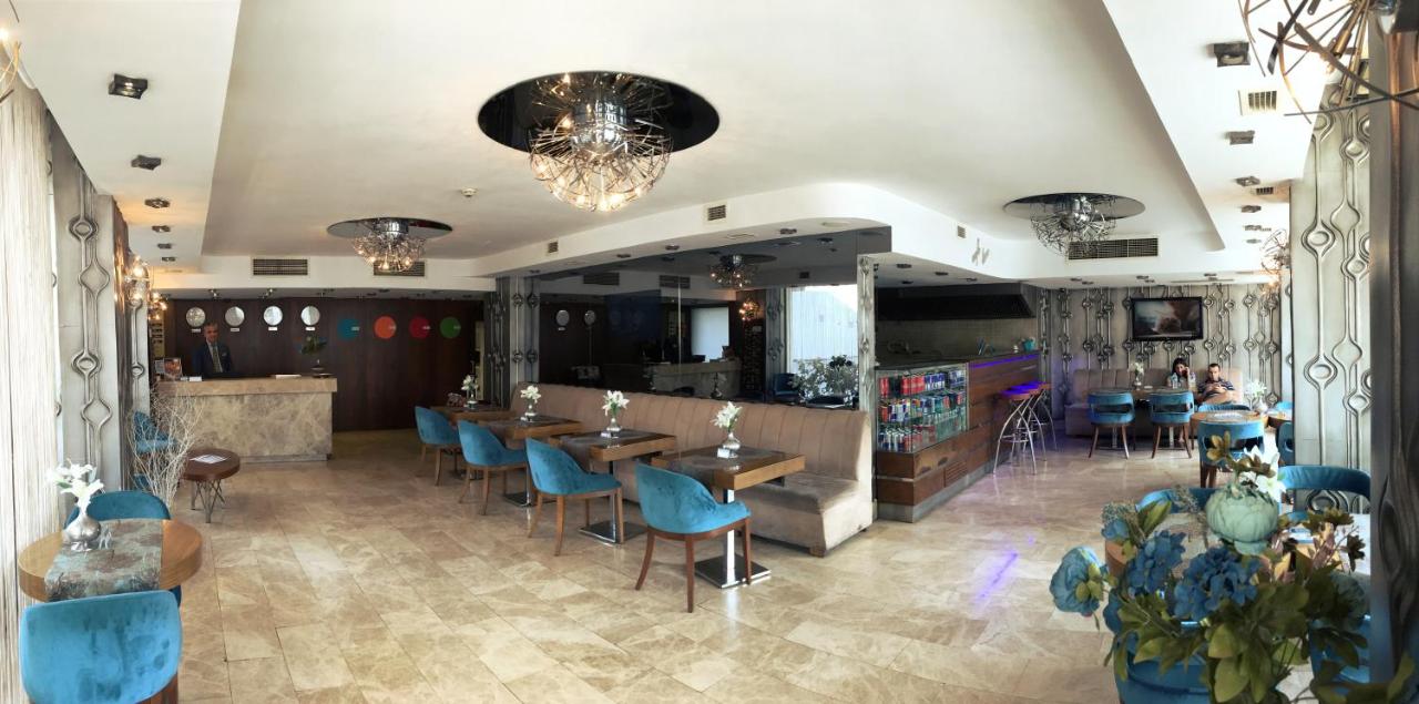 een restaurant met blauwe stoelen en tafels in een kamer bij Taksim Line Hotel in Istanbul