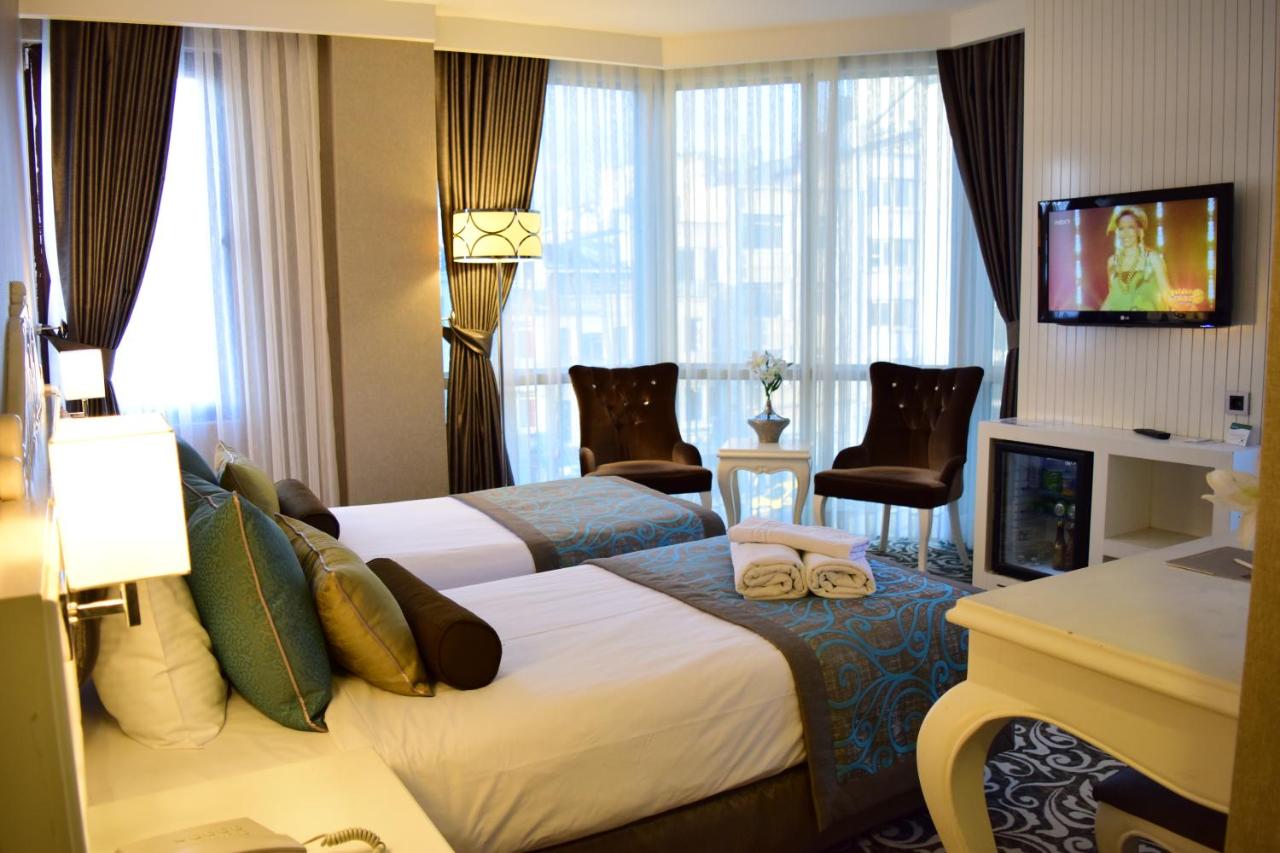 een hotelkamer met twee bedden en een televisie bij Taksim Line Hotel in Istanbul