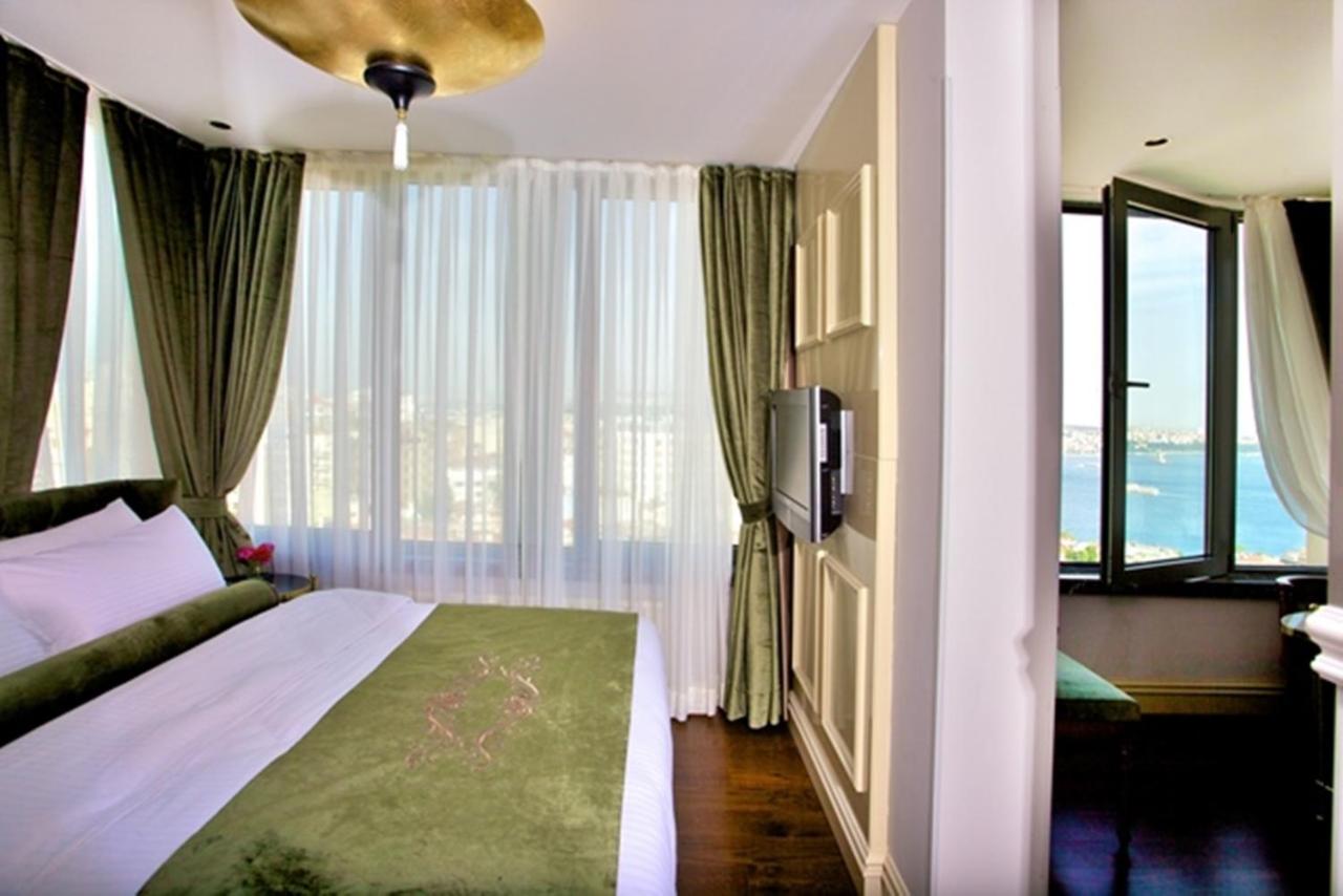 een slaapkamer met een bed en een groot raam bij Taksim Star Hotel in Istanbul +64 foto's