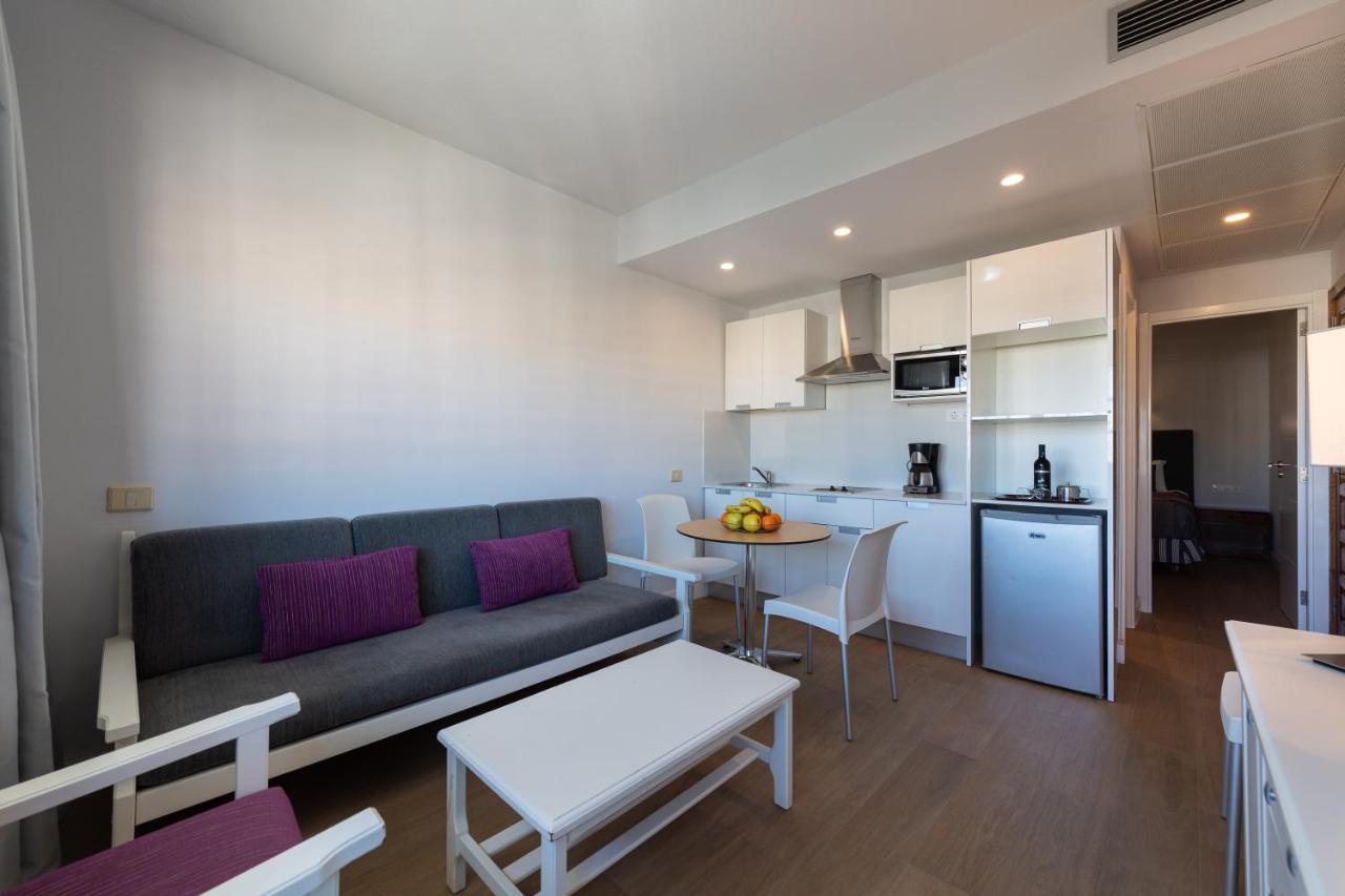 een woonkamer en keuken met een bank en een tafel bij TC Apartamentos Don Diego in Playa del Inglés