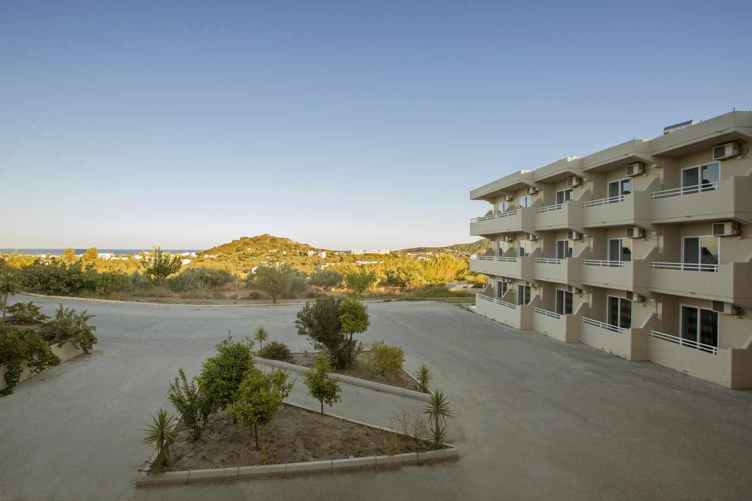 Hillside Studios & Apartments image 3