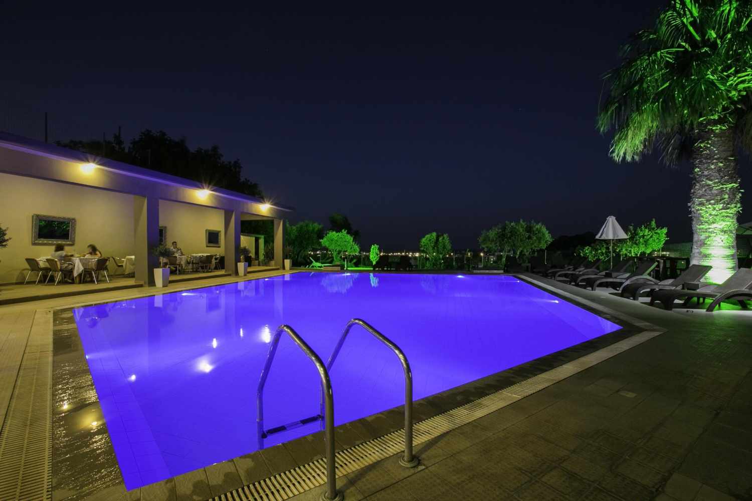 Hillside Studios & Apartments image 1