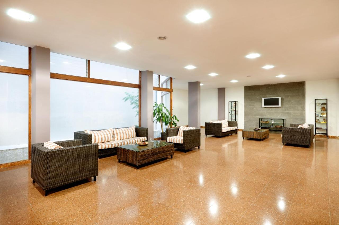 een grote woonkamer met banken en een open haard bij Crisol Faycán in Las Palmas de Gran Canaria