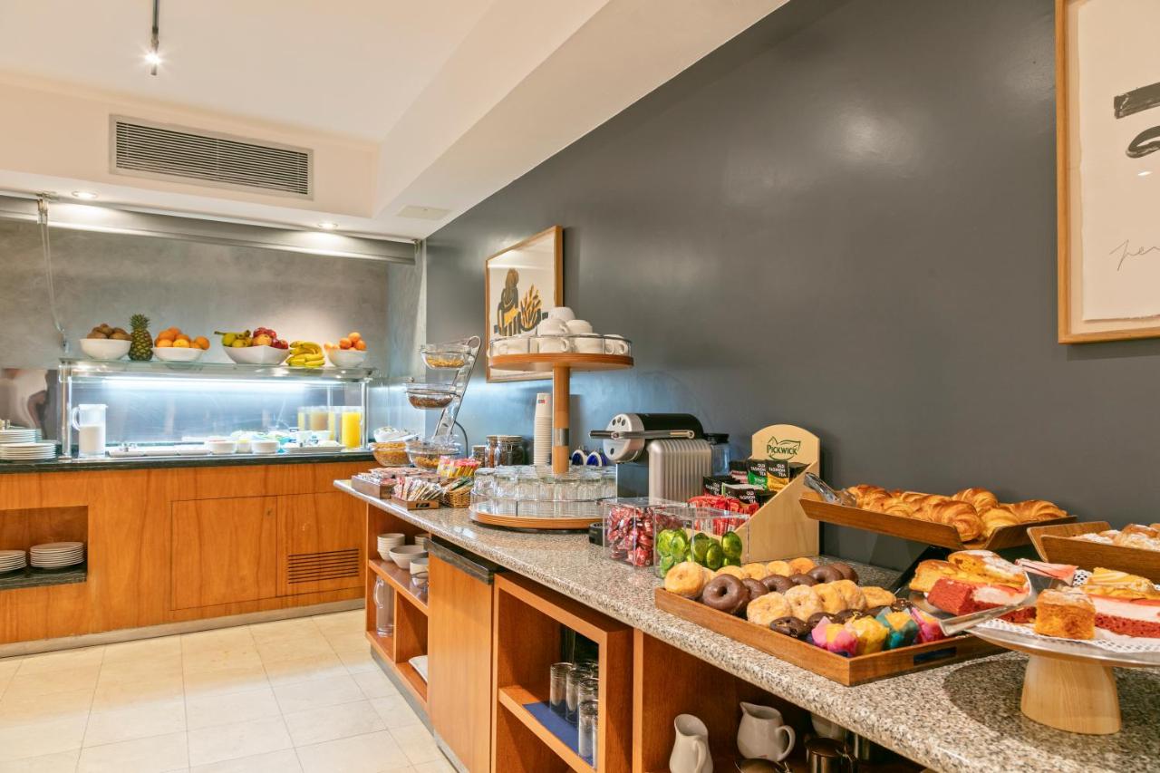 een keuken met een aanrecht waarop eten staat bij Hotel Acta Azul Barcelona in Barcelona