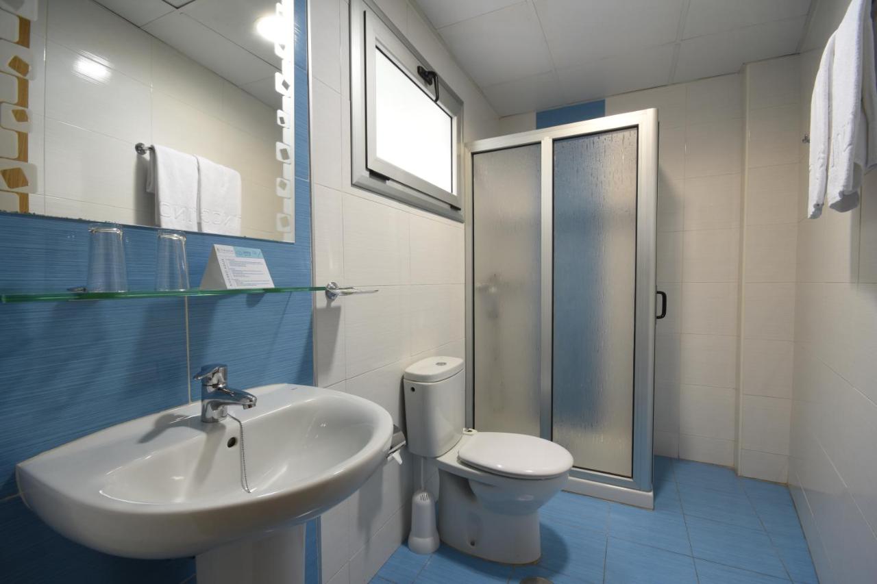 een badkamer met een wastafel, een toilet en een douche bij Apartamentos Tinoca in Las Palmas de Gran Canaria