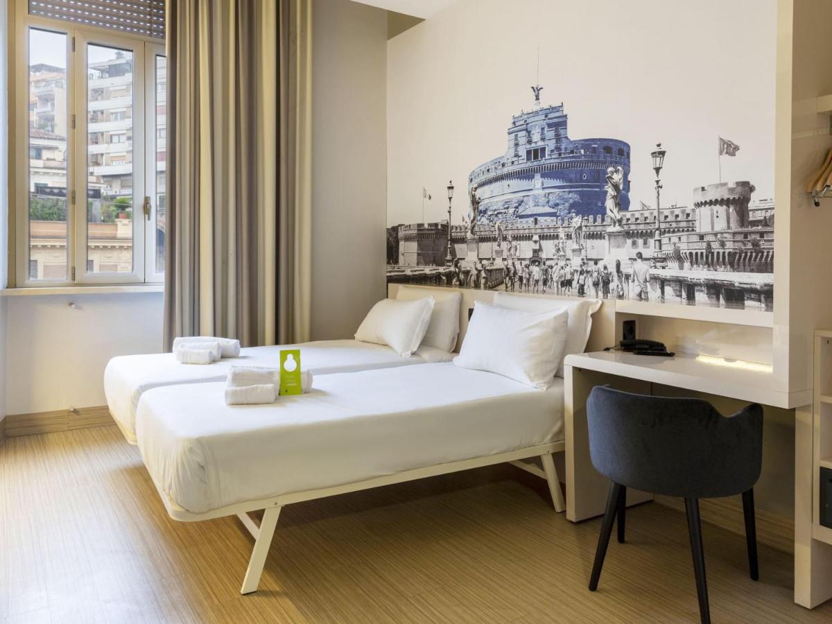 een hotelkamer met een bed, een bureau en een raam bij B&B Hotel Roma Trastevere in Rome