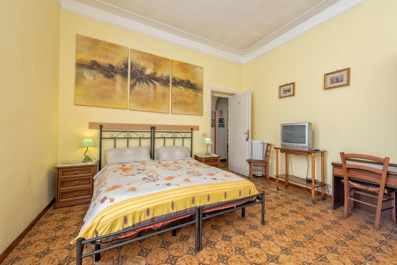 een slaapkamer met een bed, een bureau en een televisie bij A Vinicius et Mita in Rome