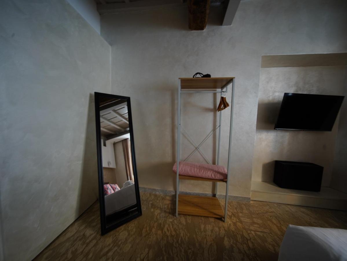 een spiegel en een rode stoel in een kamer bij Nerva Accommodation in Rome