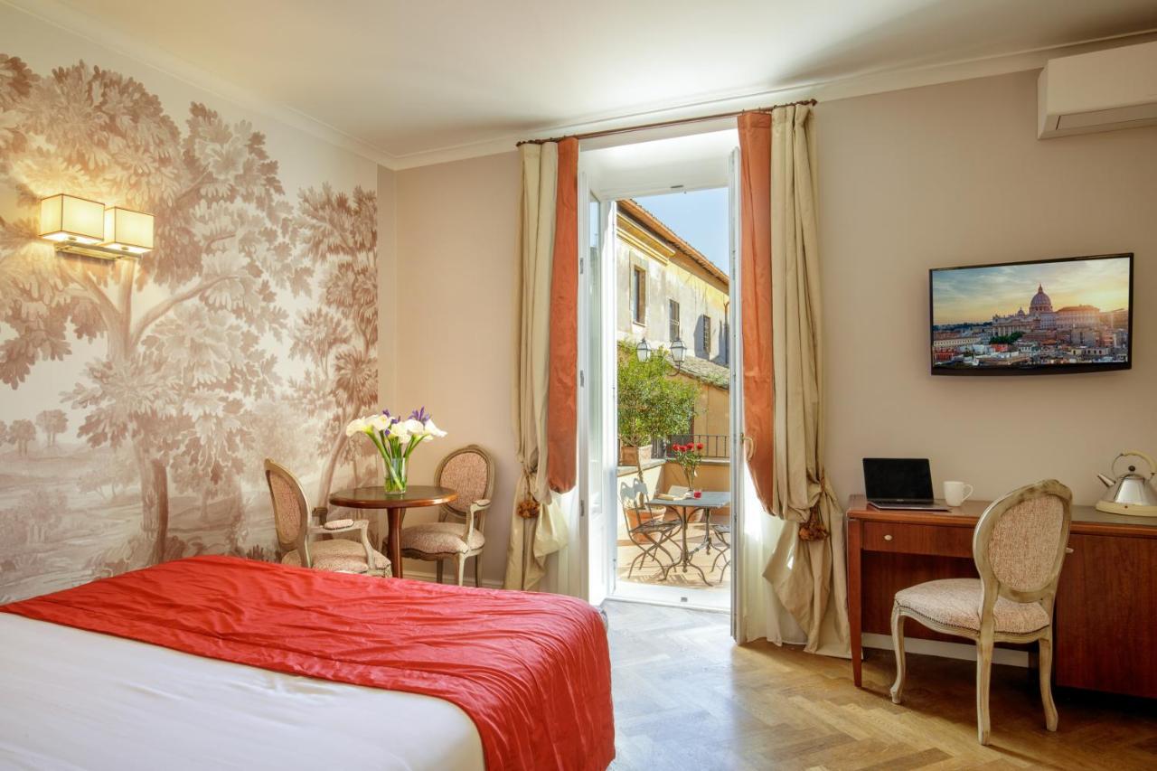 een hotelkamer met een bed, een tafel en stoelen bij Vivaldi Luxury Rooms in Rome