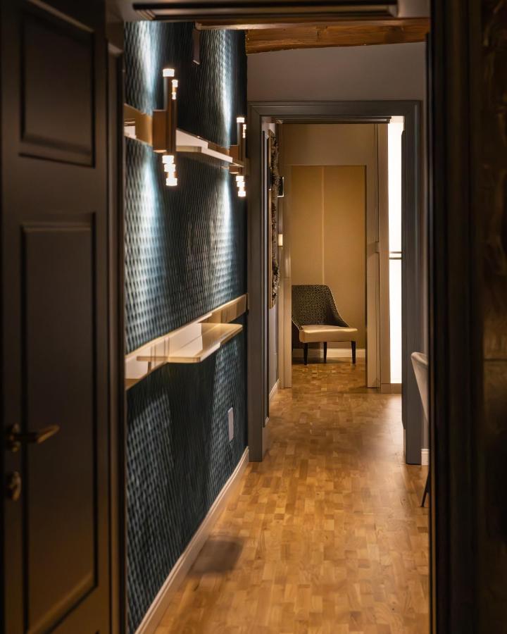 een gang met een deur en een stoel in een kamer bij LE RÊVE DE NAIM Roma in Rome