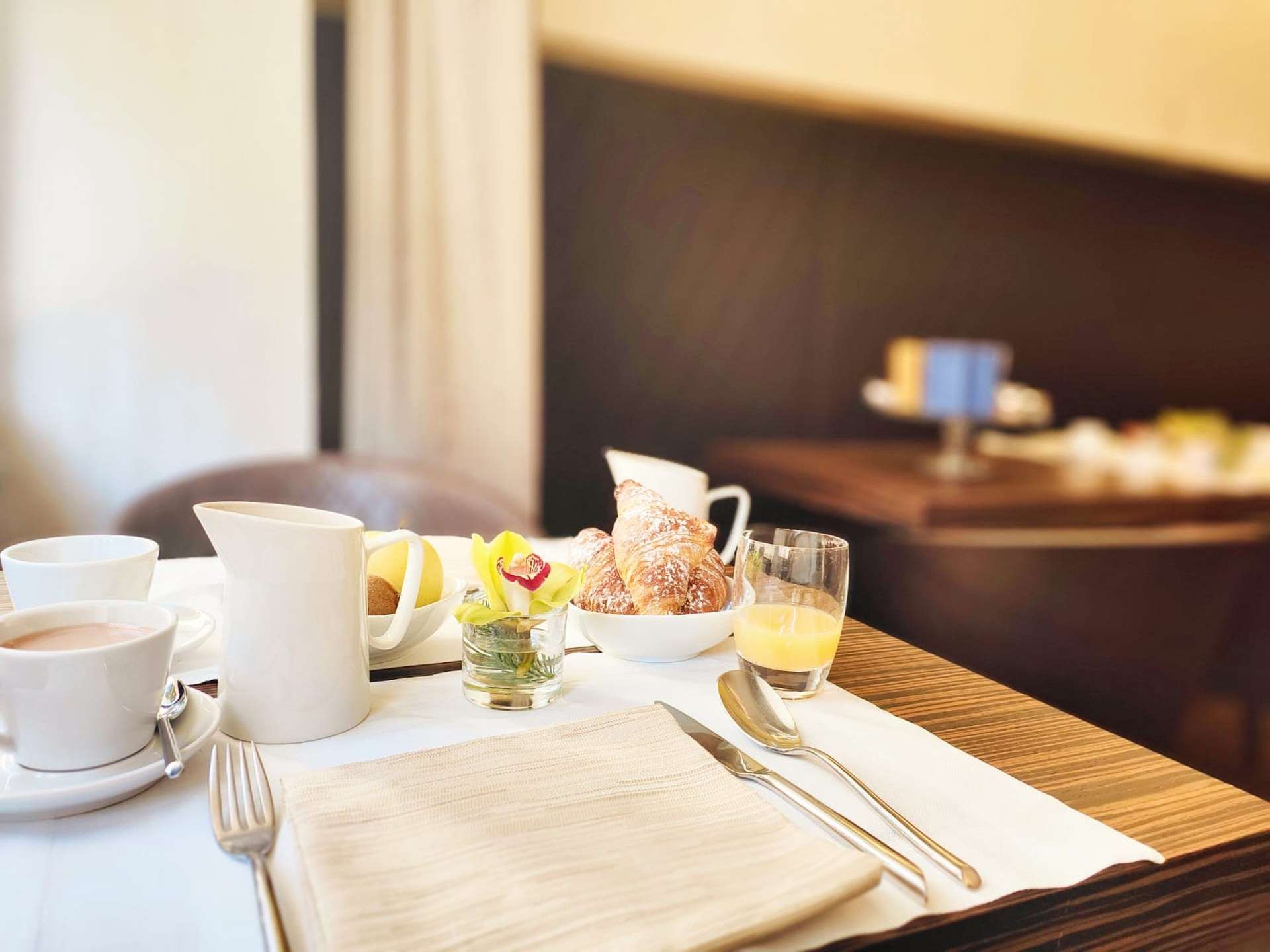 Divina Luxury Hotel image 2