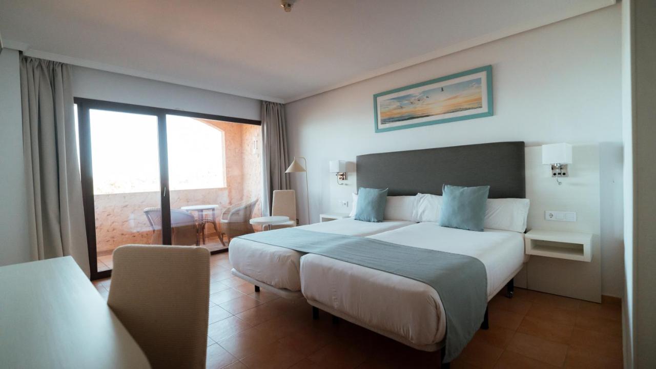 een hotelkamer met een groot bed en een balkon bij Hotel Bahia Sur in San Fernando