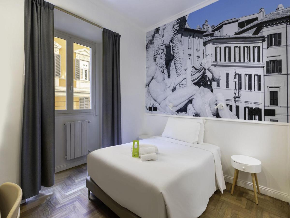 een slaapkamer met een wit bed en een schilderij aan de muur bij B&B Hotel Roma Italia Viminale in Rome