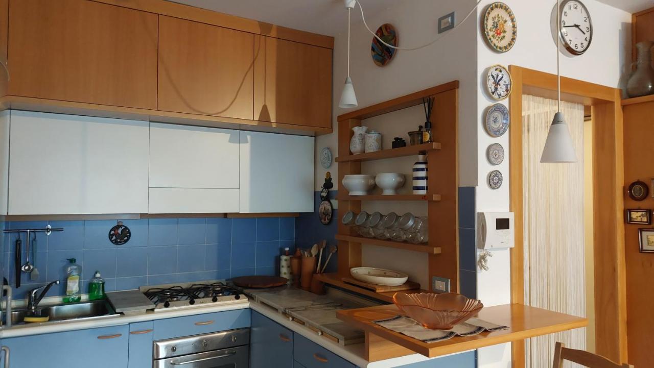 een keuken met blauwe muren en houten kasten bij Il Girasole in Milaan