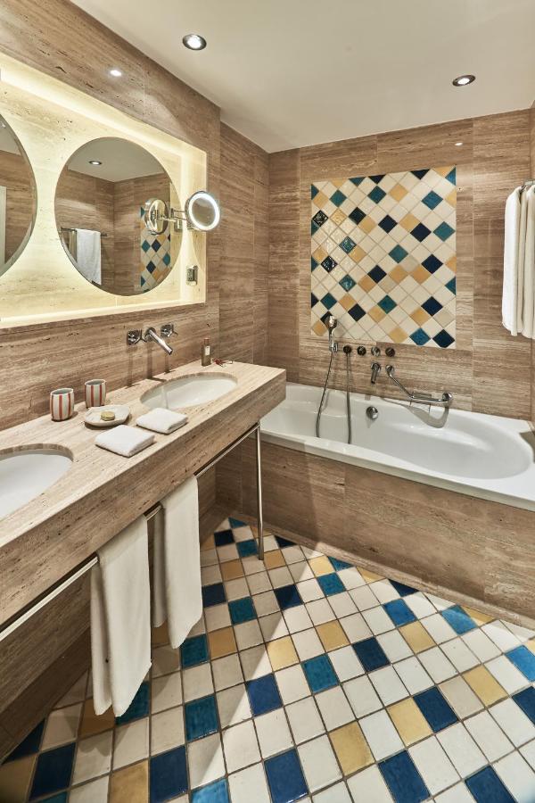 een badkamer met twee wastafels en een badkuip bij Seaside Palm Beach in Maspalomas
